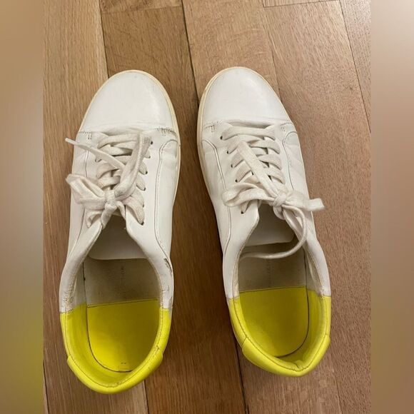 WhiteĀ sneakersā
fromāZara - Picture 3 of 8